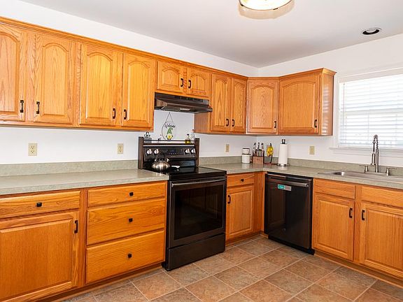 5th image of 141 Pond View Dr
