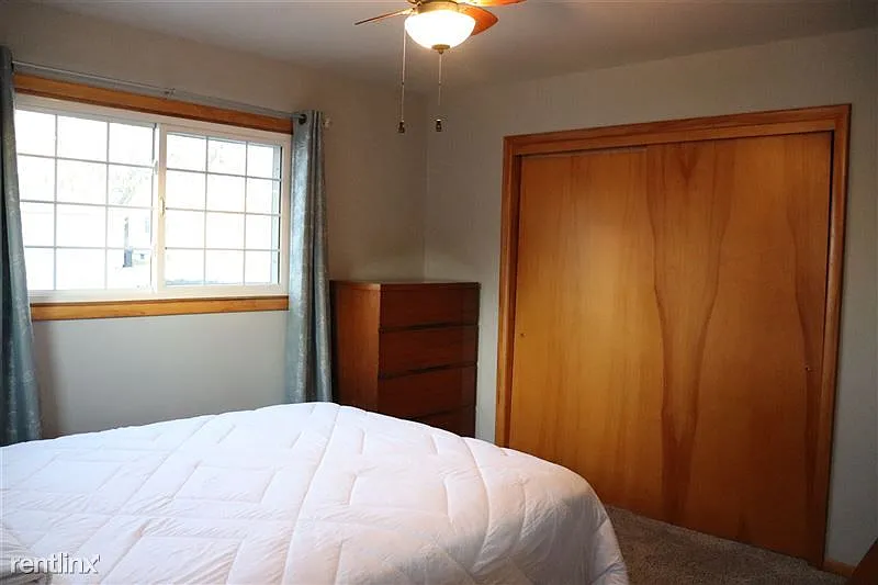 5 bed, 2.0 bath, 2293 sqft, $2,640 — Photo 4