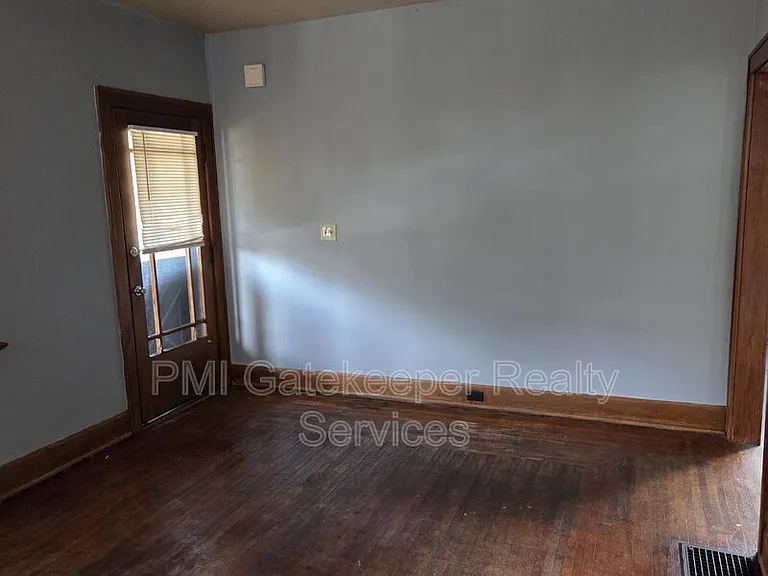 4370 Saint Lawrence Ave #1 — Photo 3