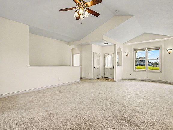 3rd image of 27580 Manchester Cir