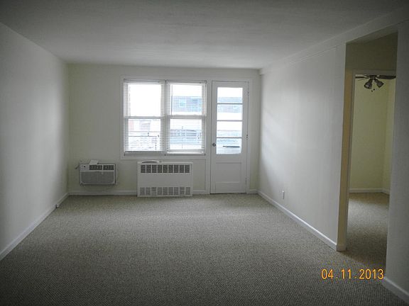 Large Living Room w/balcony