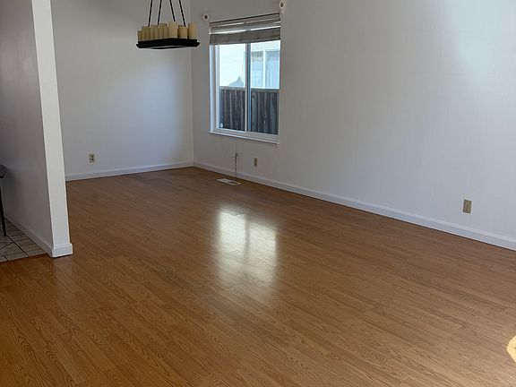 3rd image of 963 Erica Dr