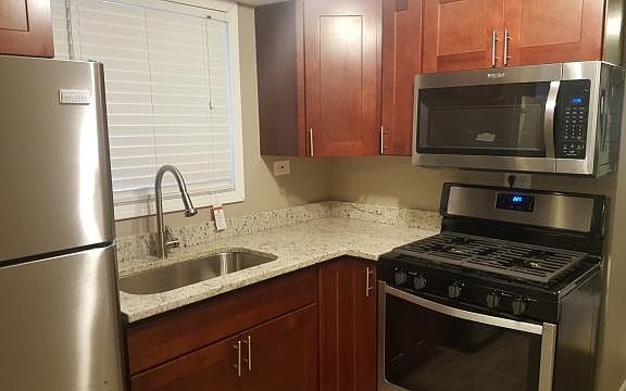 3rd image of 1539 N Maplewood Ave #1