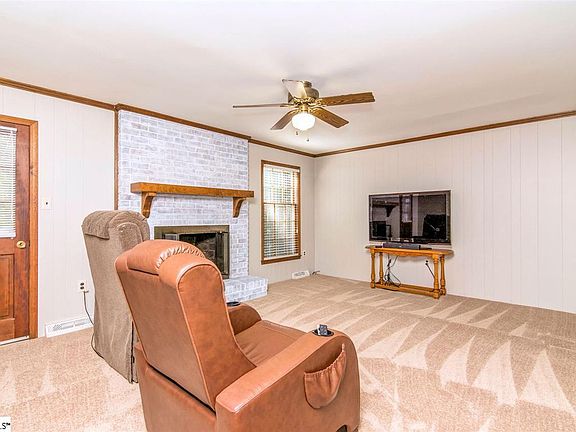 5th image of 202 Pecan Hill Dr