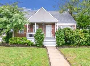 186 W Riviera Dr, Lindenhurst, NY 11757