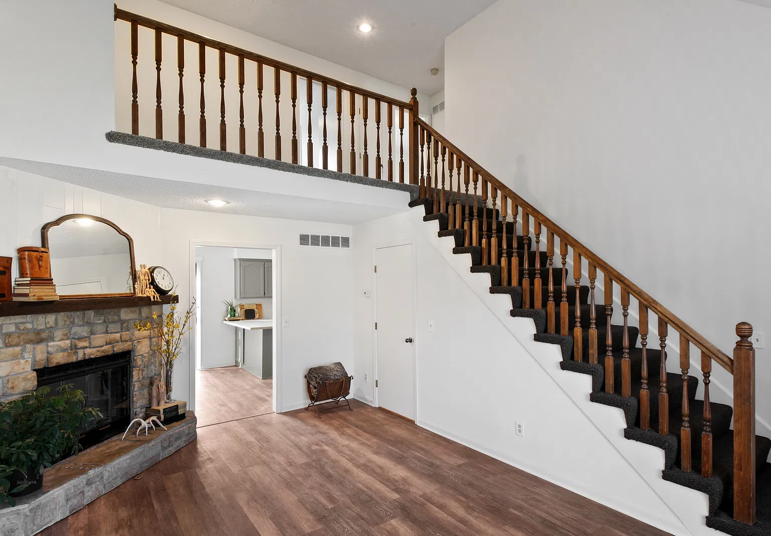 3 bed, 1.5 bath, 1340 sqft, $2,300 — Photo 4