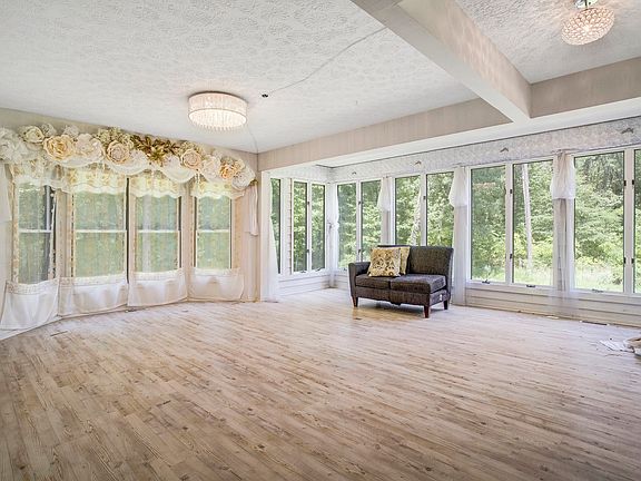4th image of 302 Goldenrod Dr
