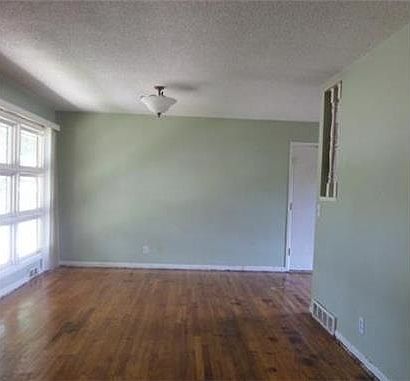 2nd image of 471 Park Dr