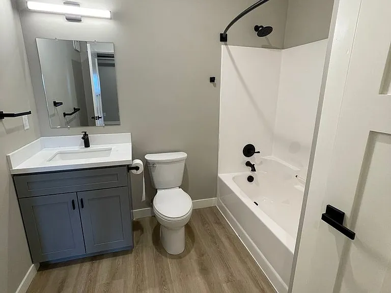 627 E 4th St — Photo 35