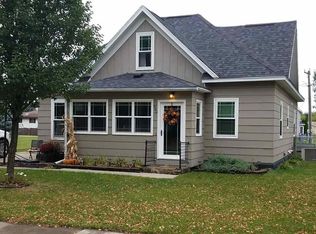 520 Nash St, Aplington, IA 50604