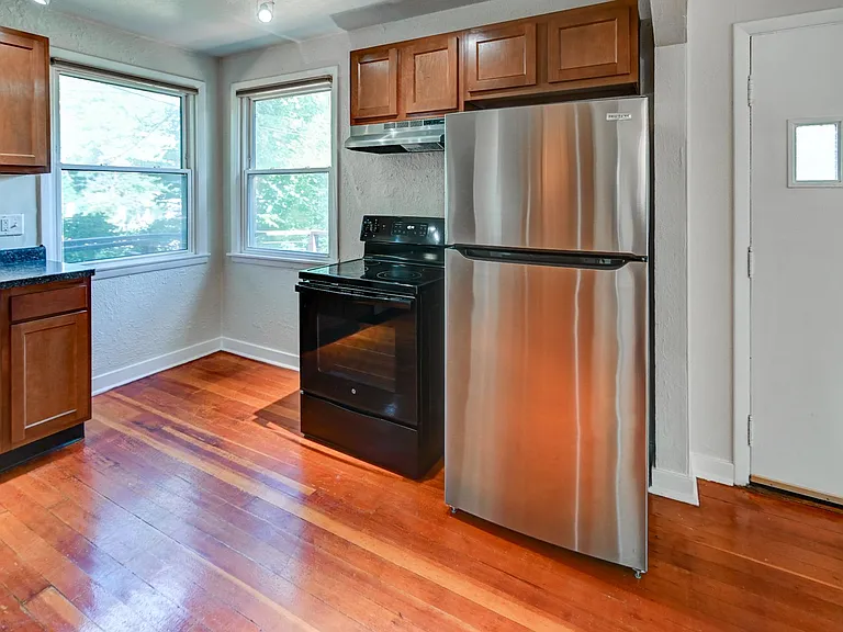1404 Wyldhaven Ave — Photo 3