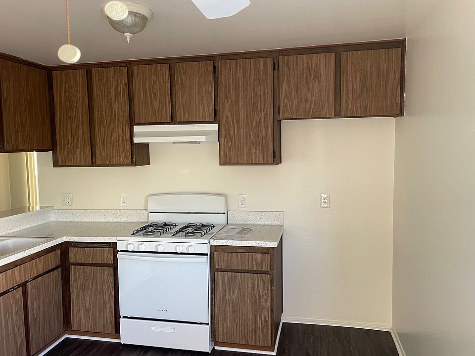 Kitchen (new oven range and oven hood)