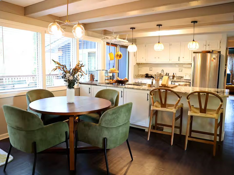 Dining Area and Kitchen Breakfast