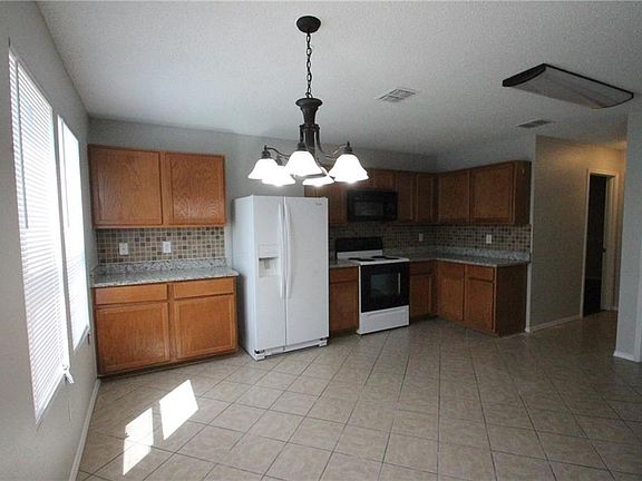 5th image of 2352 White Oak Dr