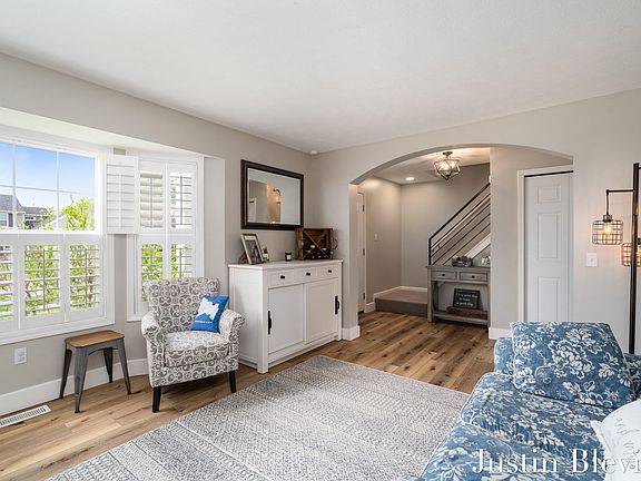 4th image of 2293 Beatrice Dr NE