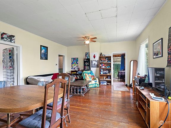 4th image of 916 Giles Avenue NW
