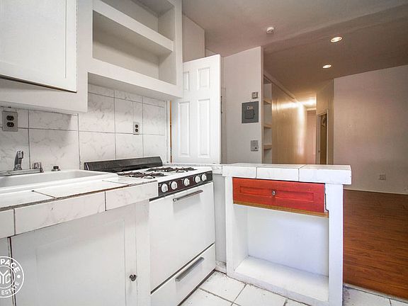 3rd image of 579 Saint Johns Pl APT 3R
