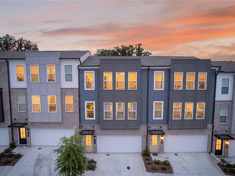 1445 Creekside Cir NW — Photo 1