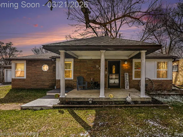 9079 Grove Dr, Whitmore Lake, MI 48189