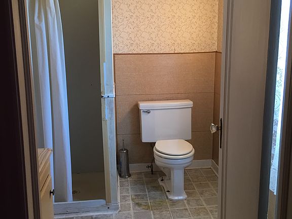 4th image of 518 Broadway St