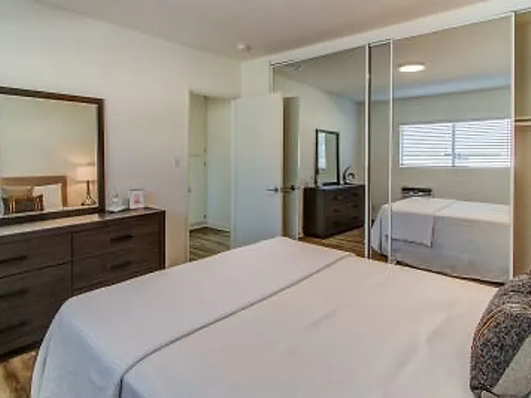 570 N Los Robles Ave — Photo 12