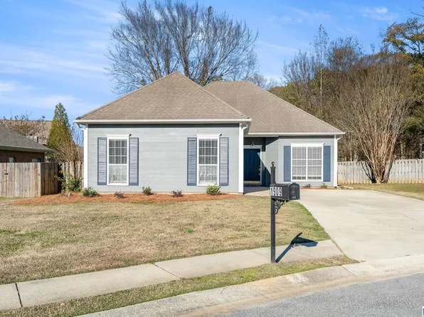 1909 Amberley Woods Trl, Helena, AL 35080