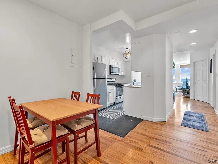 25 W Broadway #207 — Photo 5
