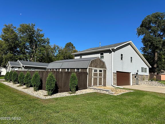5th image of 207 7th St NE