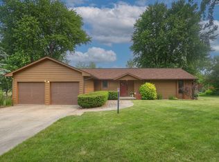 1816 Lake Shore Dr, Mahomet, IL