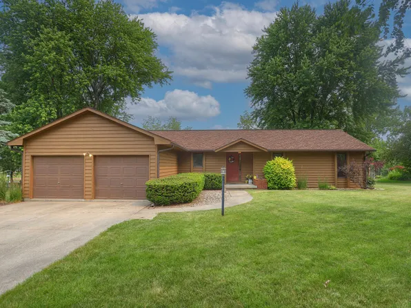 1816 Lake Shore Dr, Mahomet, IL 61853