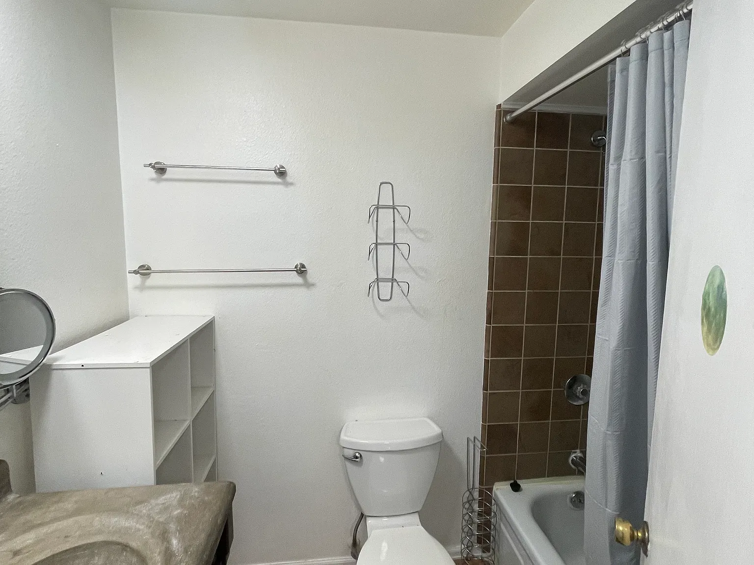 935 Saturn Dr — Photo 3