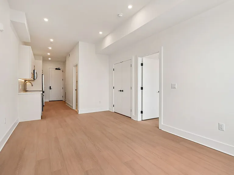 20 West — Photo 124