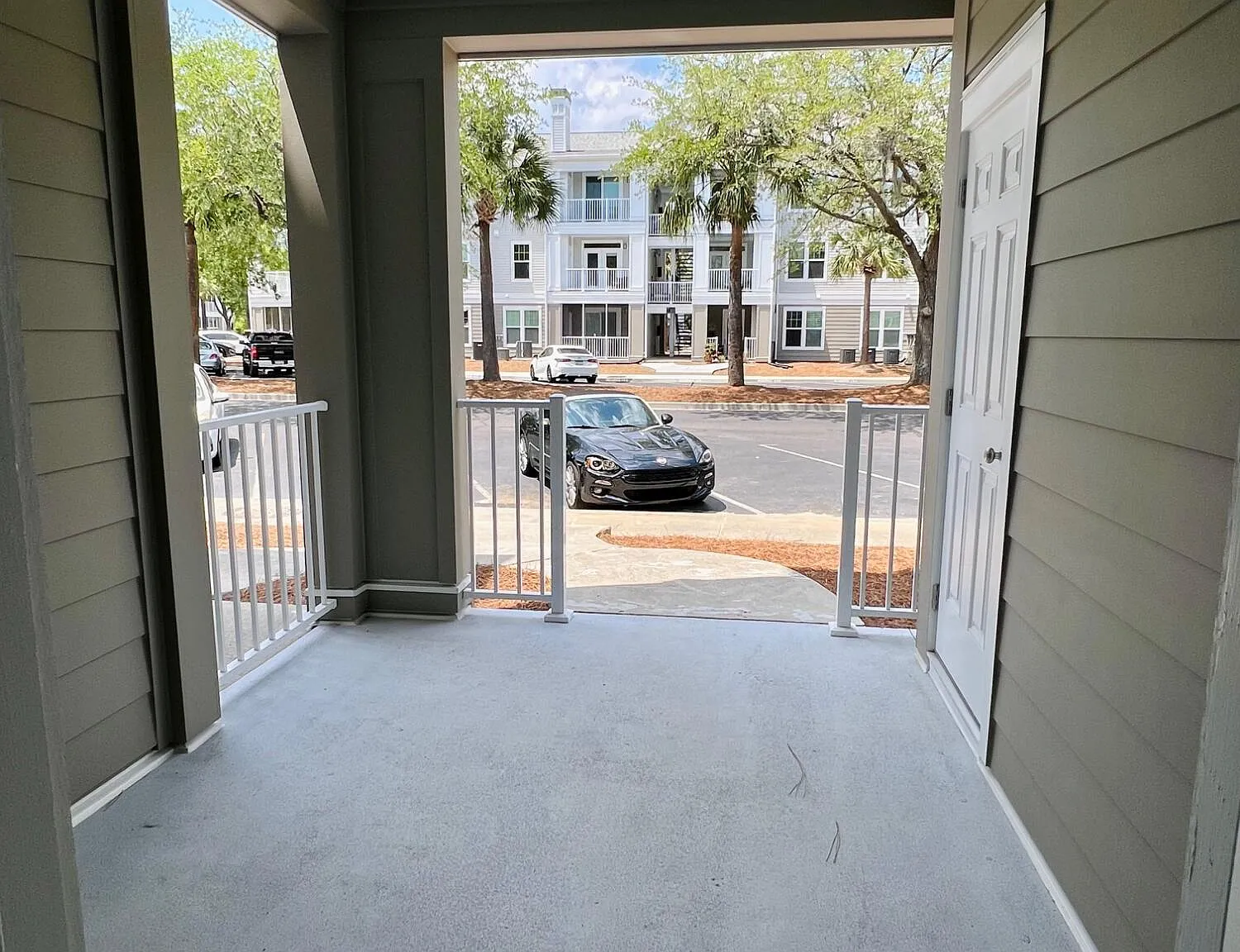 1 bed, 1.0 bath, 784 sqft, $1,975 — Photo 3