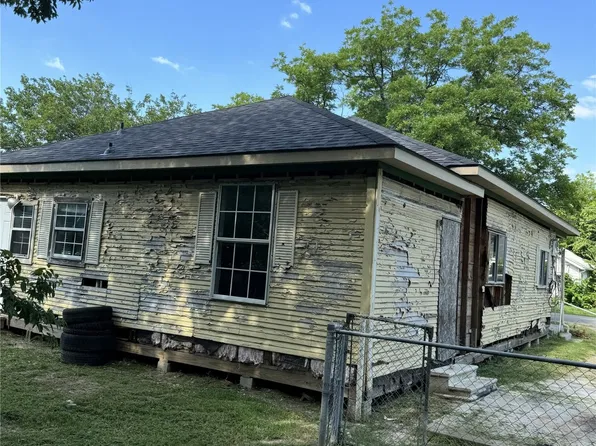 1813 Pecan St, Commerce, TX 75428