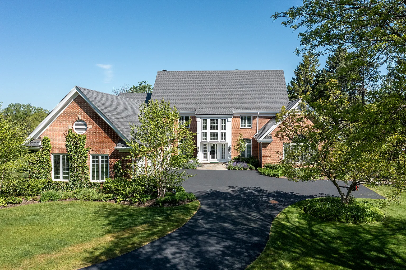 594 Windsor Cir photo 1
