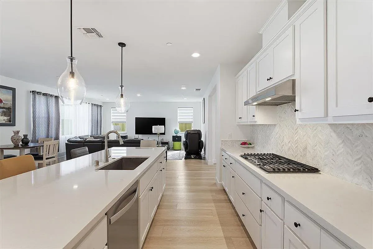 5 bed, 4.5 bath, 3261 sqft, $3,900 — Photo 2