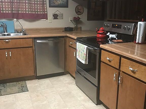 Kitchen w new SS appliances