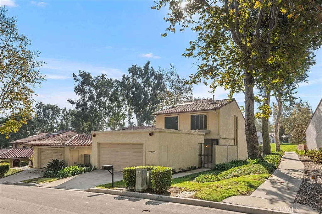 3 bed, 2.5 bath, 1675 sqft, $4,750 — Photo 3