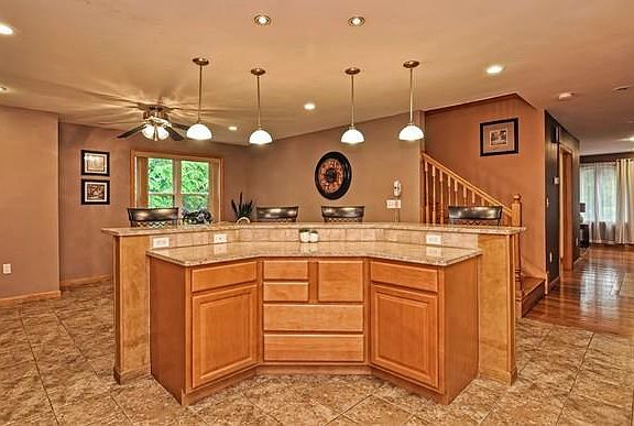 3rd image of 25 Lakeshore Dr #B