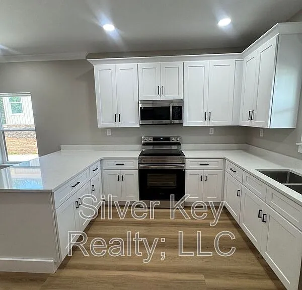 924 Stratford Ave — Photo 10