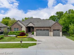 423 Verona Dr, Rochester Hills, MI 48307