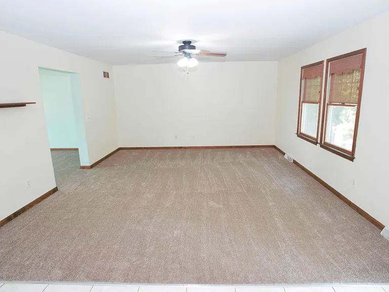 98 Thorndale Cir — Photo 34