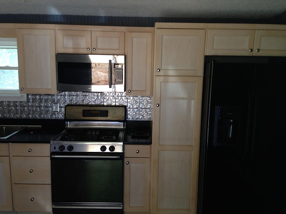Gas Range/Oven Kitchen new cabintes w/solid counter tops