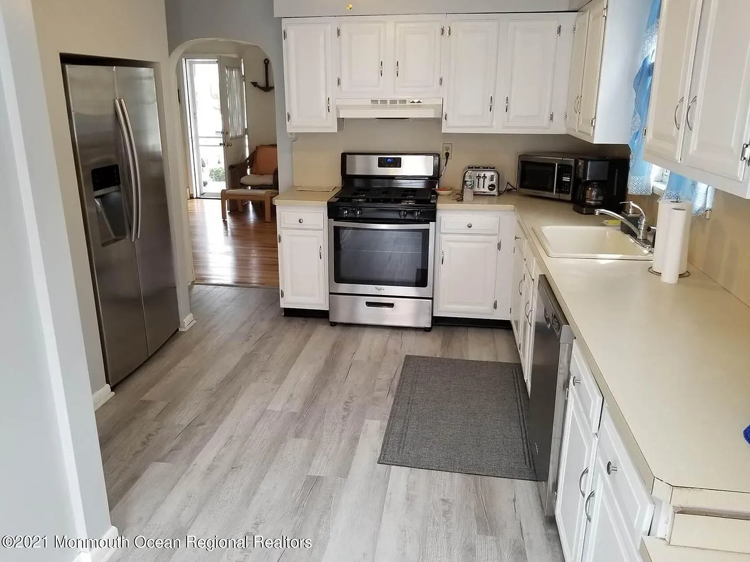4 bed, 1.5 bath, 1376 sqft, $2,400 — Photo 3