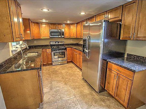 5th image of 379 Broadmoor Ave