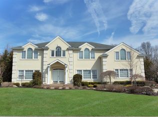 2 Lattice Ct, Melville, NY 11747