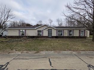 10910 Hunters Creek Dr, Lebanon, IL 62254