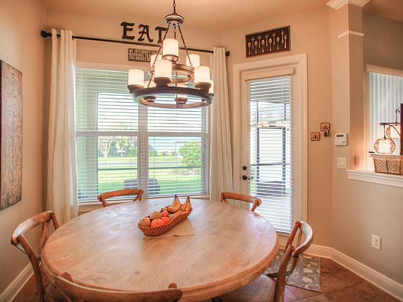 SPACIOUS KITCHEN DINETTE