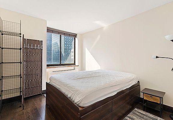 4th image of 250 E 40th St APT 35A