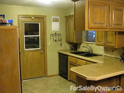 Kitchen
						:
						Granite tile counter tops.